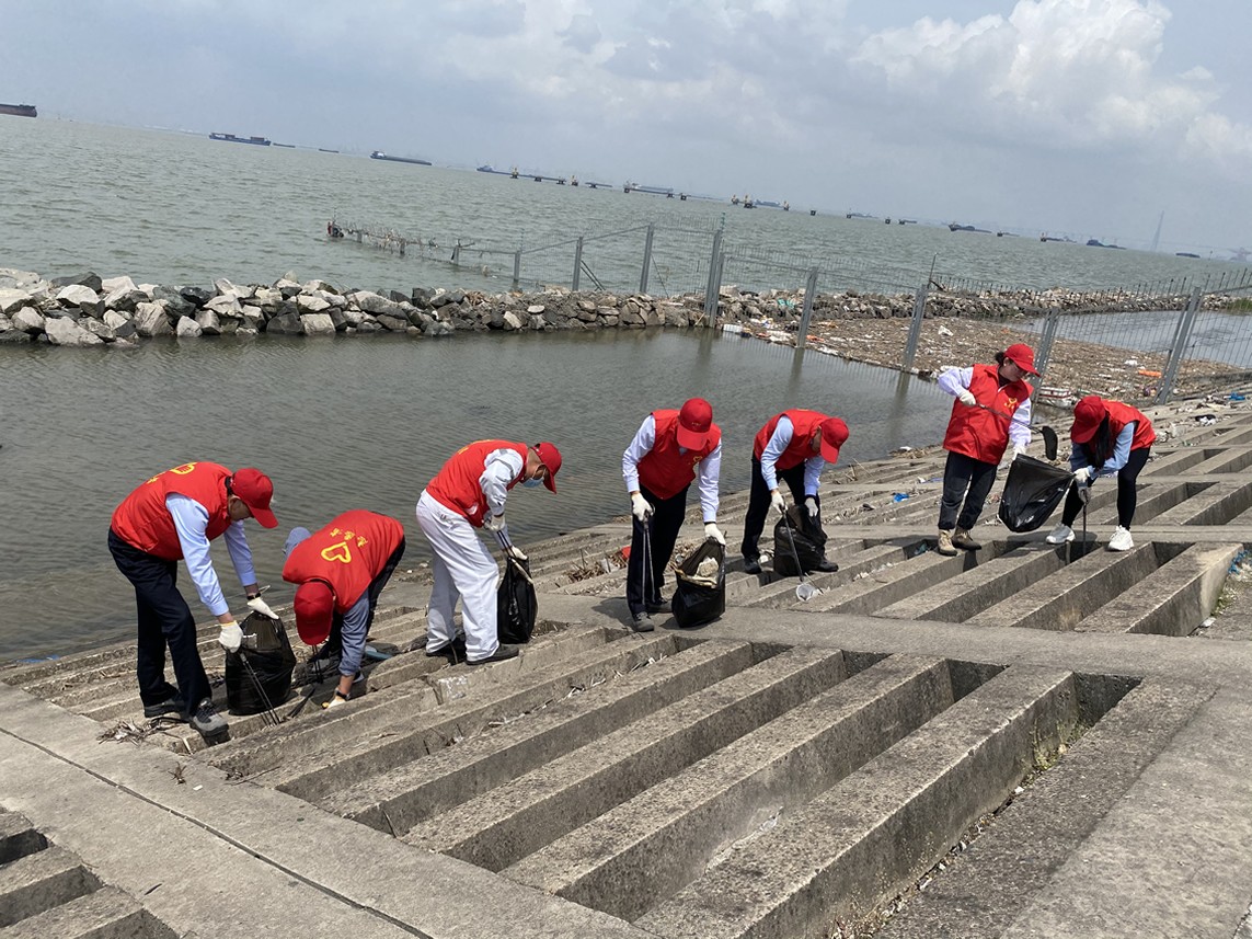 2021年4月，兴华港口党支部开展清理长江江岸生活垃圾和为节假日前堵塞路段司机爱心送水活动