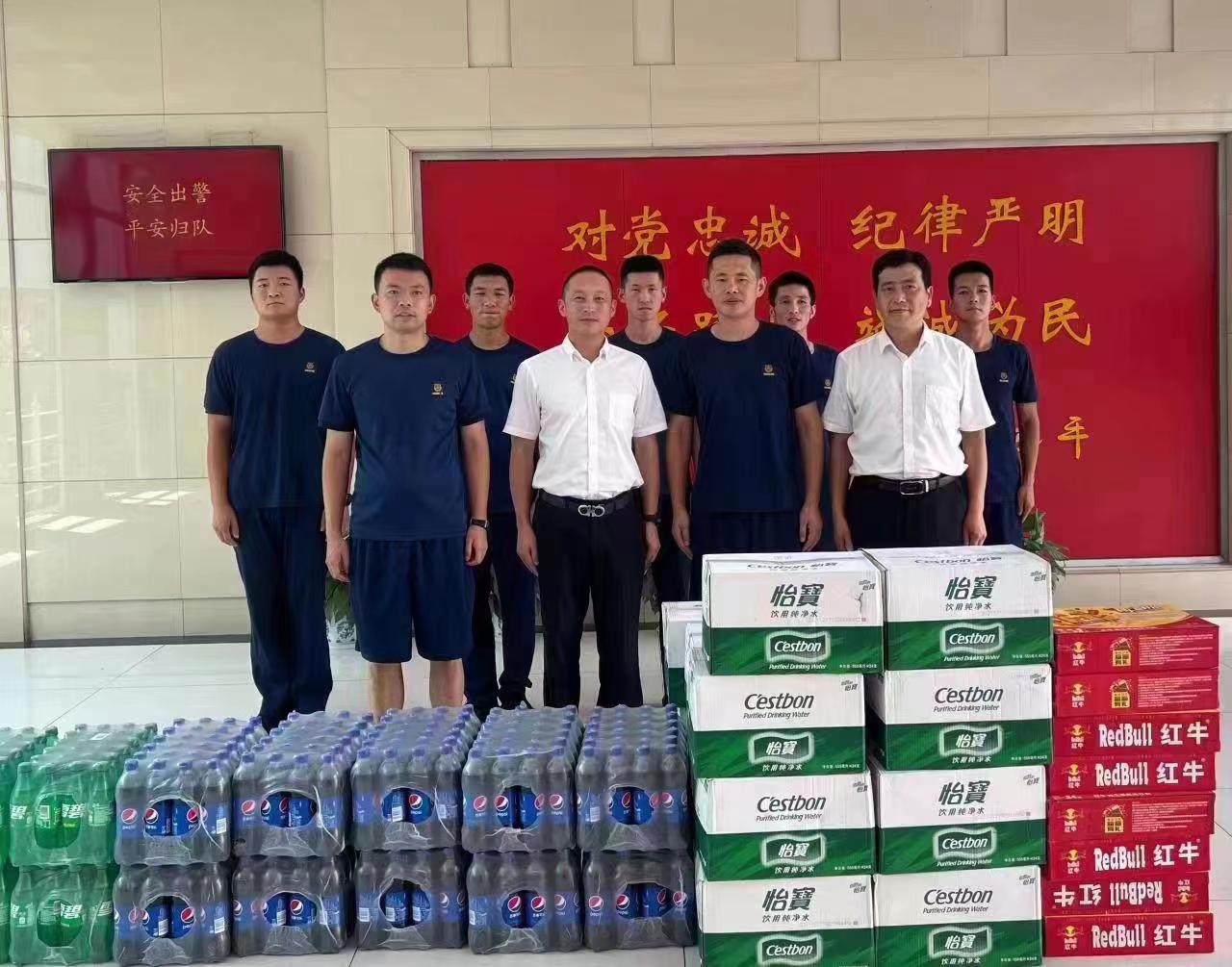 2022年7月，兴华港口党支部组织开展慰问滨江消防救援站官兵活动