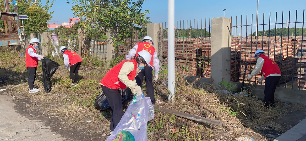 2022年11月，兴华港口党支部开展清理美化兴华港区环境卫生党员志愿服务活动