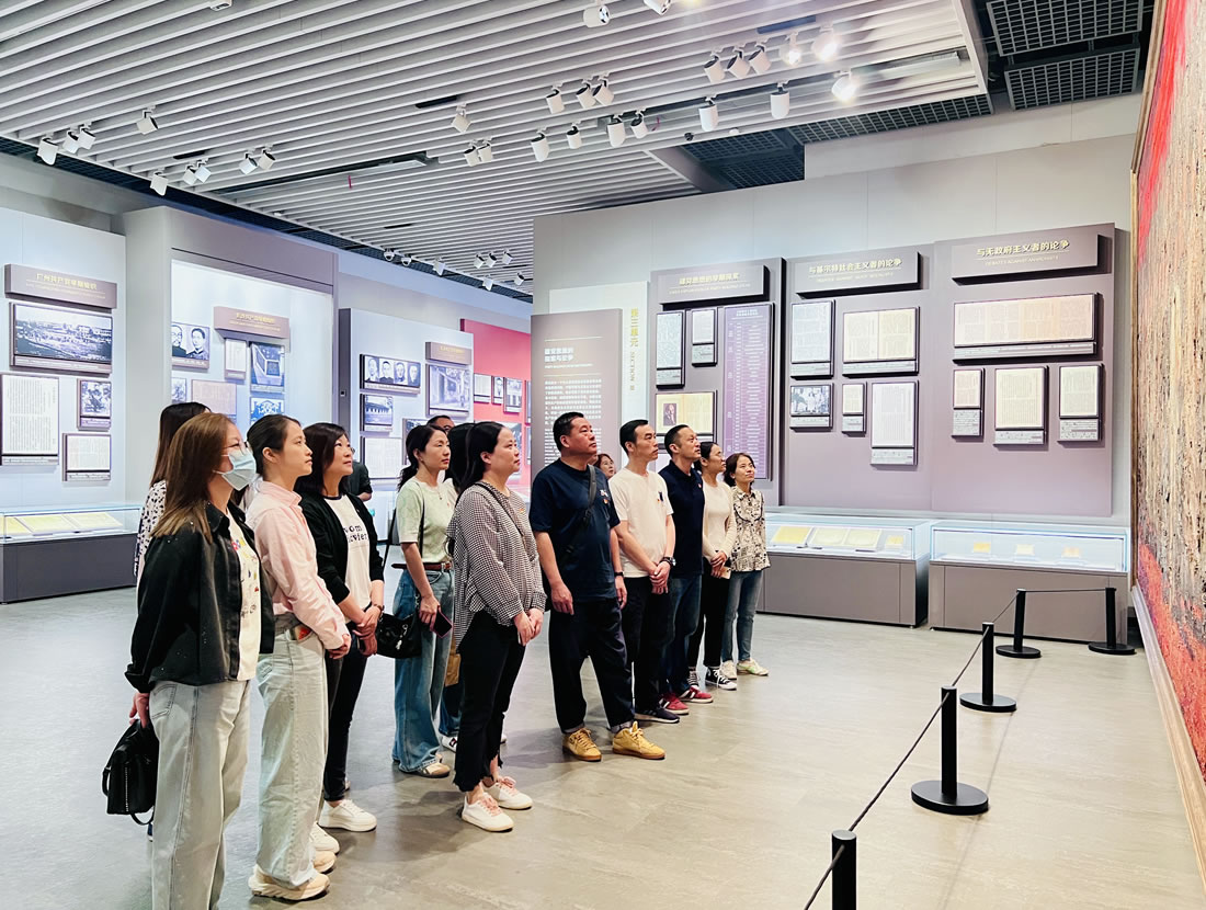 2024年5月，兴华港口党支部与上海中外运工程物流党支部支部开展支部共建活动