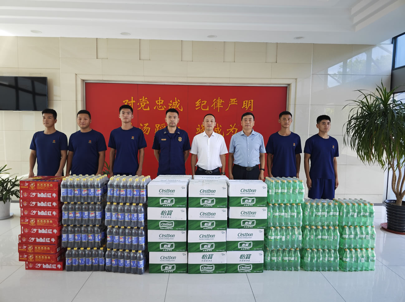 2024年7月，兴华港口党支部看望慰问滨江消防救援站官兵